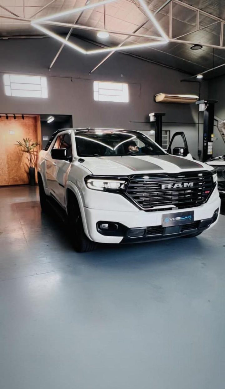 RAM branca dentro da oficina VMS CAR